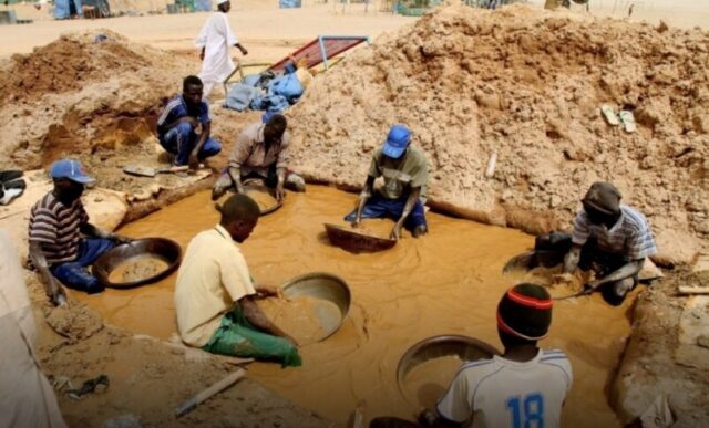 Sudanese-men-pan-for-gold-at-the-village-of-al-Abidiya-in-northern-Sudan-in-2010.-AFP-photo-802x485